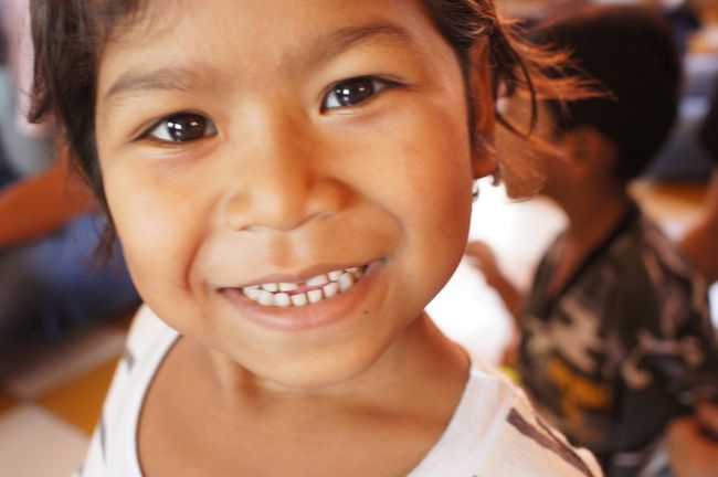 もう一箇所、プノンペンで立ち寄ったのは孤児院。<br /><br />日本の活動によって建てられた孤児院です。<br />内戦によって親を亡くした子どもたちは少なくないのです。<br /><br />日本の寄付で運営され、大学を出る子供も中にはいるとか。<br /><br />子供たち、元気です！<br />小さな庭ですが、炎天下の中遊んで疲れてしまいました。