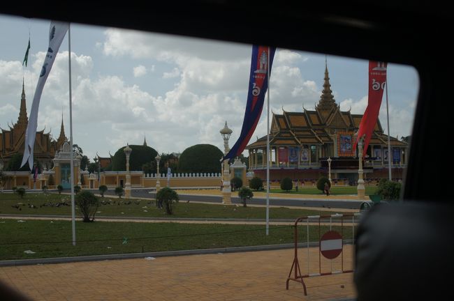 普段なら他にも色々と見るところを今回は車から眺めるだけです(^_^;)<br /><br />もう少し、都市部の賑やかなところも見たかったな。<br />（マーケットとか）<br /><br />プノンペンからバッタンバンまでは車で5hくらいかかったでしょうか？<br />子供たちと遊んで、食事してビール飲んだらすっかり寝てしまった。