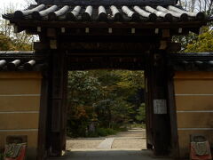 浄瑠璃寺の門です。