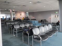 ニュージランド・オークランド空港　寛ぎの場所（殆ど人はいません）
中国・日本向け便はこの先のゲートから出ます。
ゲートが決まらなくても、無駄の移動では無い。