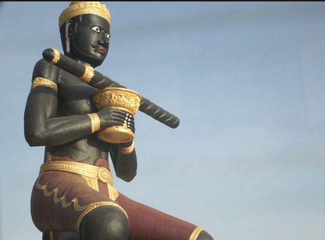 バッタンバンの象徴的存在タードンボーン<br />Natianl Highway5でプノンペンから来ると街の入口にあります。<br /><br />これがHighwayと名乗ってるわりに道路状況が悪いです。<br />所詮はただの幹線道路。穴ぼこ開いていたり、ガタガタだったり。<br />その割にみんな飛ばすんですよね^^;よく寝ていられたな。<br /><br />宿泊はこの近くのビクトリアホテルに。