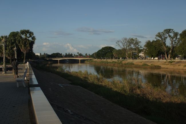 街は静かな街です。<br />中心街は時間帯によっては渋滞していますが、そんなに大きな街ではないので大した事無いです。<br /><br />それでもプノンペンに次ぐ第二の都市なんですね。