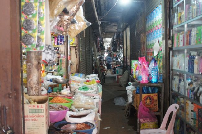 マーケットに出かけてみました。<br />地元の人向け日用品や食べ物中心かな。<br /><br />旅行者、この街にはまだまだ少ないです。結構ジロジロ見られます。<br />みんなカンボジアに来る目的はシェムリアップ（アンコールワット周辺）やプノンペンですもんね。