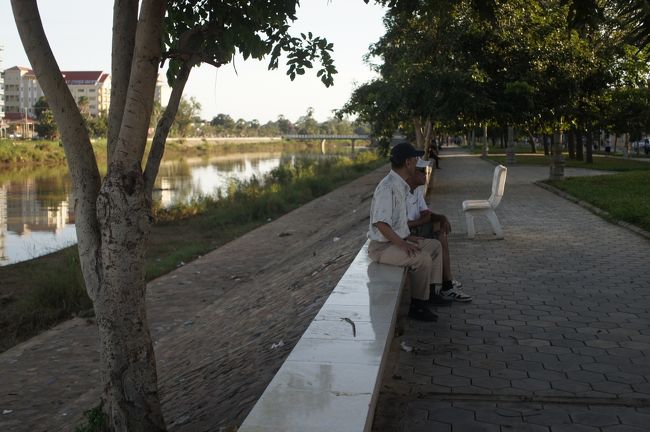 マーケットの裏で夕涼み。