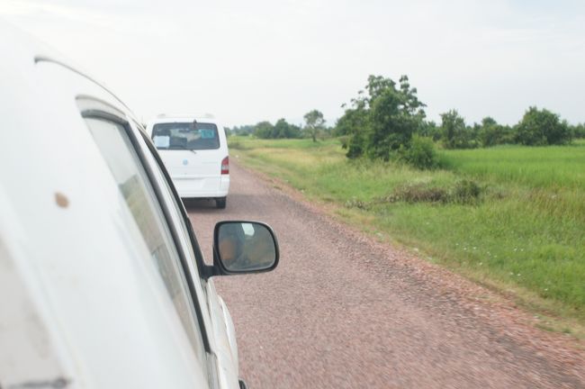 さて、ブランコづくりに出発です。<br /><br />バッタンバンの中心地から1.5hほど車でプノンペン方向に移動。<br />ピックアップトラックの荷台に乗っけてもらいました。<br />（幹線道路では本当はダメです）<br />荷台に乗ってるというのに飛ばす飛ばす^^;<br /><br />悪路では立ってると楽です。