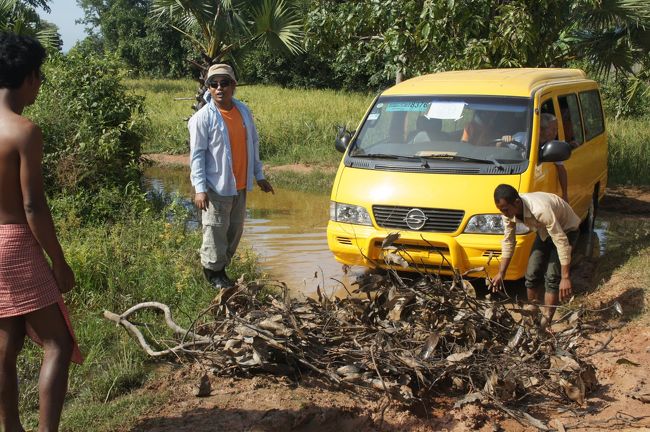 実は行った時期は大洪水でして…。<br /><br />ピックアップトラック、TOYOTA Hiluxはぐんぐん進みます。<br />しかし、ワンボックスは立ち往生。<br />そういえば定番のTOYOTA ハイエースではなく、韓国SsangYong製のワンボックスでした。
