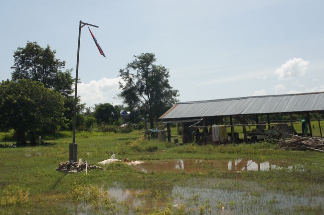 ブランコを作る学校到着。<br /><br />小屋が校舎なんです！ただし、これは旧校舎でして…。