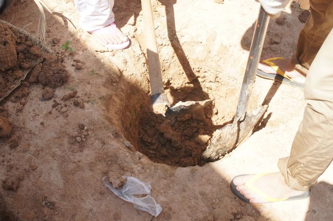 基礎づくりからガンガンいきます。<br /><br />サンダルで作業していますが、行きの洪水で靴がダメになったためです。<br />決して真似されないように。<br /><br />ホースと水を使った原始的な方法で水平とったり、コンクリ作ったりと結構本格的にやっていきます。<br />しかし、ちょっとアップできる写真がない…。