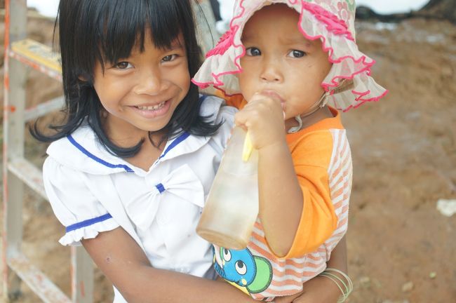 いい笑顔！<br /><br />しかし、飲んでる水の衛生状況は悪い。<br />なんとかしてあげたいですね。