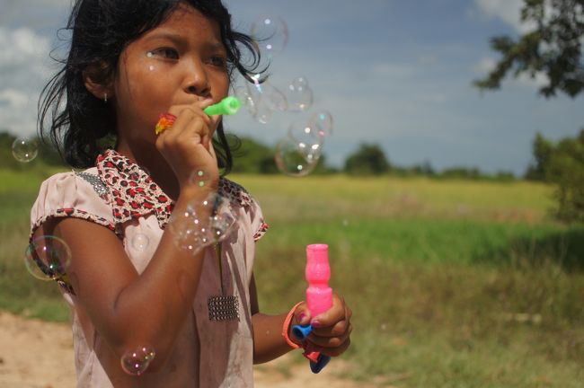 日本から持っていったおもちゃで一緒に遊びました。<br />シャボン玉、喜んでくれました。<br /><br />みんな結構はっきりとした顔立ちですね。<br />純粋な目をした子供たちばかりです。<br />日本の支援で作った学校でこれからは勉強を頑張ってほしいですね。