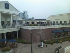 アウトレットに到着後、すぐに素通りして、南海の駅に向かいます。