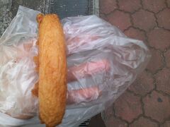 ここで味わい深い店構えの蒲鉾屋さんを発見。
おばちゃんに尋ねてみると、50年以上営業しているとか…。

こういうお店にはいつまでも頑張って欲しいですね。

アツアツのごぼう天（80円）、懐かしい味わいでとても美味しかったです。