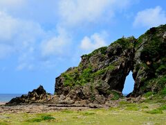 〔 ミーフガー 〕

次に訪れたのが、「具志川城跡」のすぐとなりにある「ミーフガー」です。

この「ミーフガー」とは沖縄の方言で「女岩」という意味で、久米島では女性のシンボルとして祀られており、古くから「女性がこの場所で拝むことで子宝に恵まれる」と言い伝えがあるそうです。