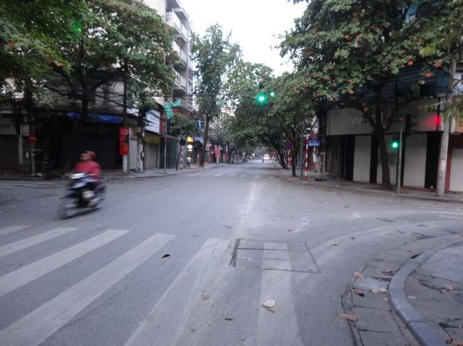 朝6:30のハノイ<br /><br />バイク少ない