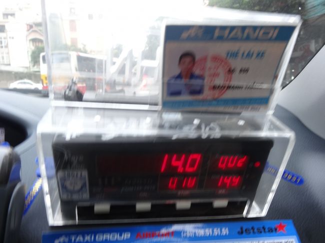 タクシーで空港へ<br /><br />