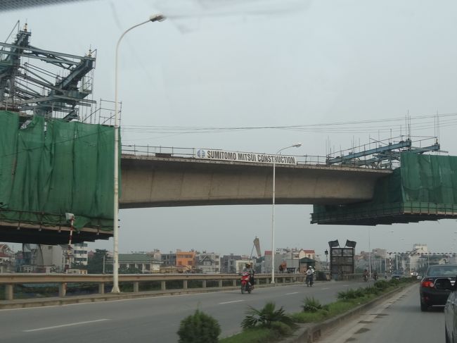 日本の協力で建設中の道路