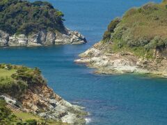 双子島荘裏道路から見た双子島(右上:大島、左上:中之島、手前:番所の鼻(番所庭園))