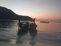 徒歩、２０分位でローダムベイに到着。
美しい夕焼け。