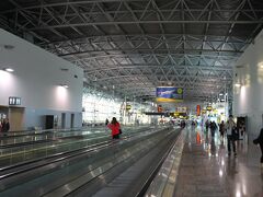 19:30、ブリュッセル空港A55番ゲートに到着。

2つの細長ーいターミナルでできているこの空港、バゲージクレームまでの移動が長い！やっとこ歩いてきたときにはすでに僕のスーツケースが回っていた。