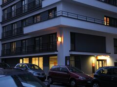 車がほとんど走っていない通りをスーツケースを転がしながら、20:50にようやくホテル到着。真っ暗になる前に着けるとは思わなかった。

Adagio Access Brussels Europe、前回のブリュッセル滞在中も宿泊したホテルだ。