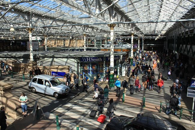 11:22定刻にEdinburgh vaverly駅に到着。<br />大きなターミナル駅だが、駅内に道路が走っていたりよく意味がわからない。<br />自動改札があるホームと何もないホームもあり、日本人的には謎。