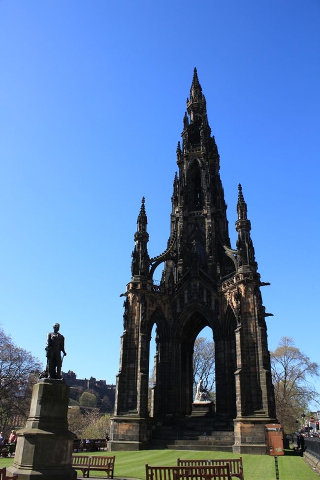 駅を北側に出るとスコットモニュメント(The scott monument)がお出迎え。天気は快晴。<br />早まる気持ちを押さえて取り敢えずインフォメーションで情報(主に地図)を収集。