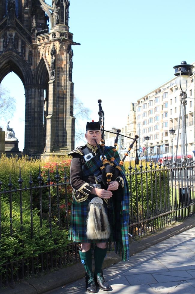 手前にはバグパイプを奏でるおじさまの姿も。<br />小銭を入れて撮影。