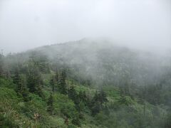 　石森まで登ると、展望は開け、少し雲のかかった森吉山の頂上が見えました。