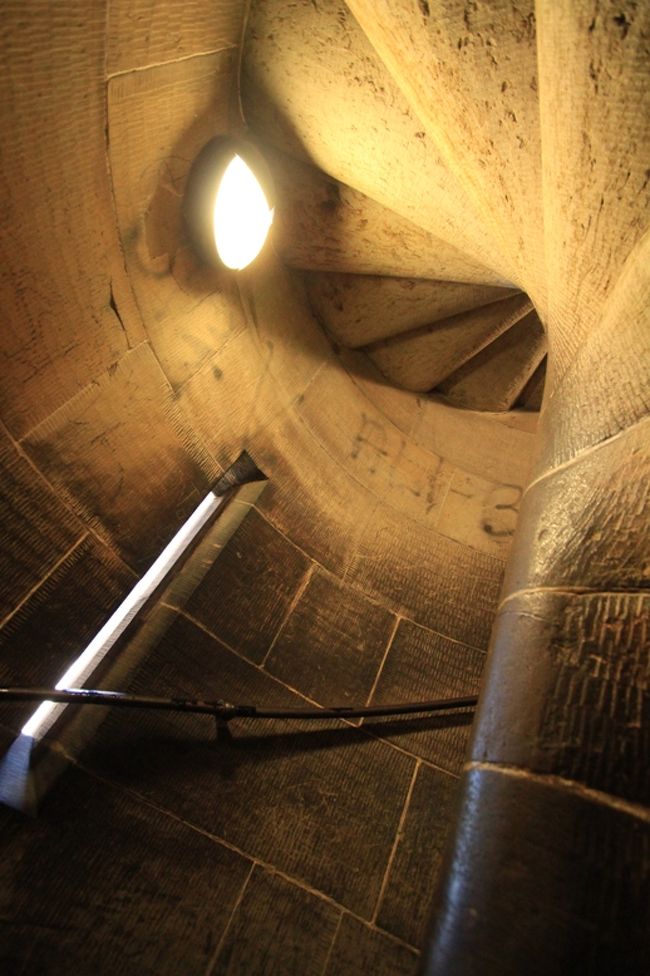 まずは、スコットモニュメントへ。<br />£4で塔に登ることができる。<br />天気も良いし迷わず登ることに。<br />287段の階段を登ると一番上に行ける。塔が61.1mらしいので日本のタワーに比べると低いが、かなり狭い螺旋階段を徒歩で登るしかない。<br /><br />階段は徐々に狭くなり最後はすれ違えない狭さになるので難易度が高い。<br />