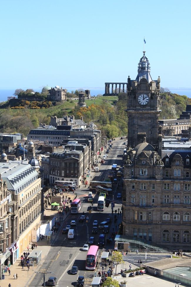 頂上からの光景はかなりのものだった！<br />東側にはカールトンヒル(Calton Hill)、<br />