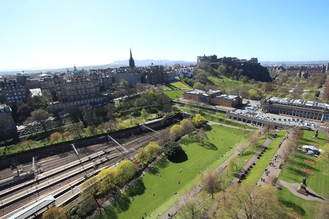 東側にはエディンバラ城(Edinburgh Castle)、南に目を移すとオールドタウンが軒を連ねる。