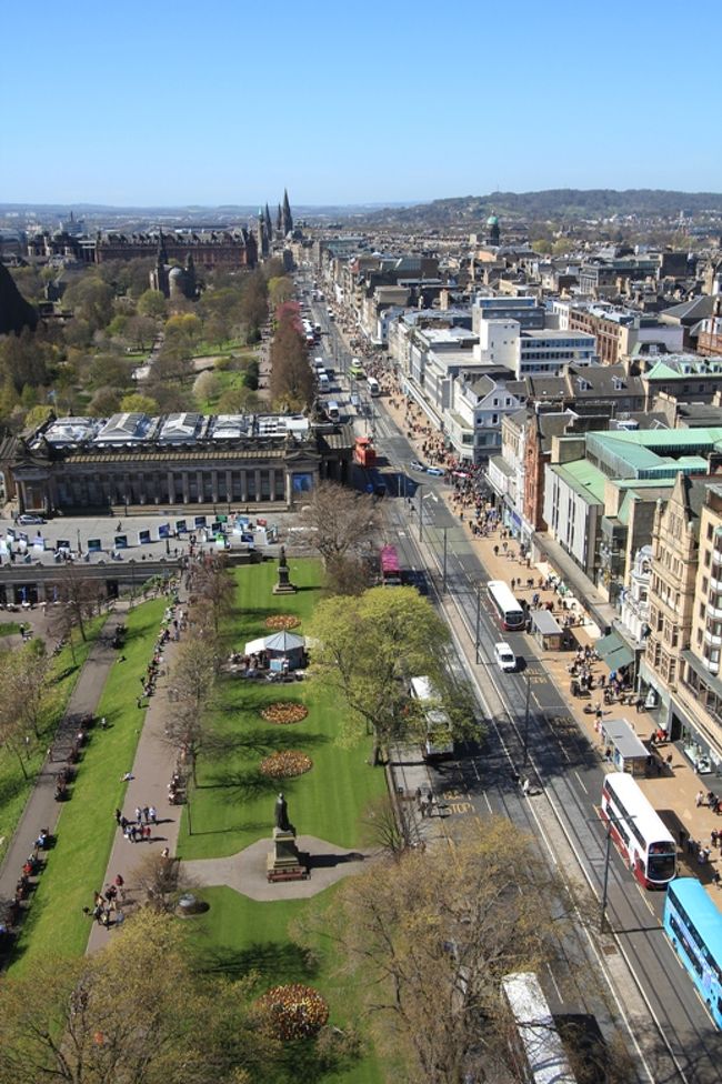 下を見下ろすと緑豊かな公園でくつろぐ人々。<br />なるほど、これが町全体が世界遺産という、エディンバラか。<br />一瞬で納得してしまった。<br />そして、急にテンションが高まってきた。<br />ちなみに頂上ももちろんすれ違うのはかなり大変な狭さで10人くらいしか入れなそう。<br />タイミングによって空いてたり混んでたりするようです。<br />頂上以外の高さにも展望を楽しめる場所がありました。