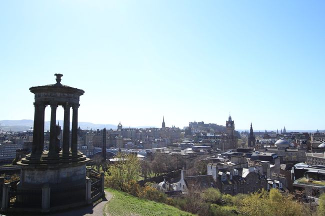 モニュメントを降りてランチに。<br />一人だしあまり食にこだわりはないので駅に併設されたプリンセスモールにあるKFCで済ませた。£4。<br /><br />続いてカールトンヒルへ。エディンバラが北のアテネと呼ばれることに一役買っていというこの丘はエディンバラで最も来たかった場所の１つ。<br />意外とすぐ登れてしまうこの丘からの光景は、、、<br />これまた美しい！北側には海！<br />南西にはエディンバラの町を一望できるではないですか。<br />ギリシア風のナショナルモニュメント(National Monument)と、デュガルトステュアート、ネルソン記念塔と見ごたえがある。<br />南側にはホーリールード公園にそびえる山が。<br />街方面が若干逆光気味だったのが少し残念。<br />暖かい日だったのでここで珈琲を飲みながら休憩。<br />チェックイン時間までゆっくりした。