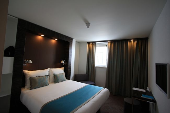 宿は駅前にあるmotel oneを2泊取りました。<br />予約するのが遅くてなかなかいい宿が見つからなかったのですが、<br />キャンセルが出たようで無事確保できました。<br />駅前の神立地で申し分無しでした。<br />口コミが良いのも納得。<br />1泊£69でしたがこの立地ではなかなか見つからないような。<br />まぁ、日本のビジホたちと比べたら別に普通（というか割高）ですが。。<br />ほぼ荷物フリーで動けるのでこのチョイスは大正解でした。<br />ただでさえ一眼が重いので。。