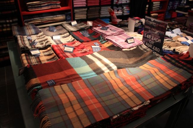 城の方向へ歩きながらショッピングタイム(視察タイム)。<br />カシミヤマフラーのお土産が良さそう。<br />材質が同じなら大体同じ値段だが、メイドインスコットランドだと微妙に高い。<br />少し安い方はメイドインチャイナかと思ったが、<br />材料を輸入するモンゴルで作っているといってました。真偽は知りません。<br />デザインの品揃えも店によって微妙に違う感じ。<br />個人的な感想ではメイドインスコットランドの方がデザインがいまいちな感じ。