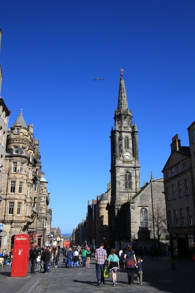 チェックイン後に少し休憩、その後オールドタウン方面に散策へ。<br />ロイヤルマイルというメインストリートへ。<br />よく聞くセリフですが、別の国に来たような感じ。です。<br />なんだろう？取り敢えず良い感じです。味がある。