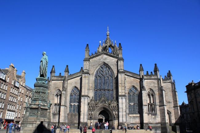 途中、聖ジャイルズ大聖堂(St Giles Cathedral)に立ち寄り。古い柱は12世紀の建築らしい。