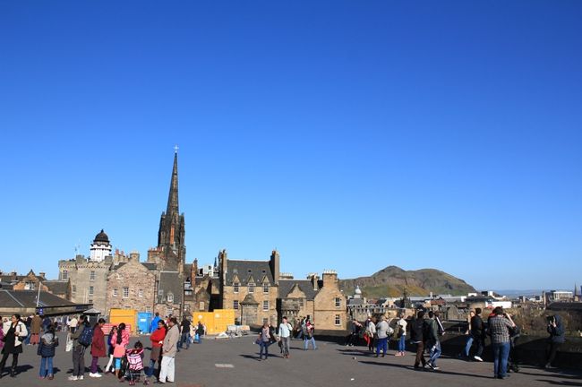 ついにエディンバラ城へ。<br />今日は入らない予定でしたがちょうど閉まる時間だったよう。<br />かなり並ぶので朝9:30からが、早めに来たほうがよいと言ってました。<br /><br />その後、オールドタウンを散策、夕飯を経てニュータウンを散策しました。<br />ここからはいくつかのスポットをハイライトで紹介します。<br />