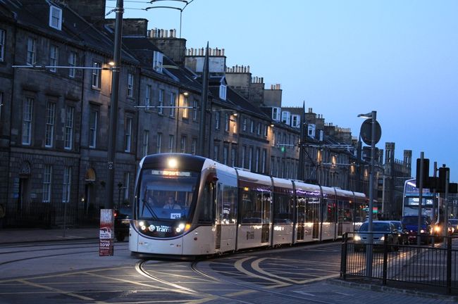 ★ニュータウンを散策<br /><br />ニュータウンは小綺麗で日本の町に当てると函館みたいな感じ。<br />坂の先に海が見えて、現在路面電車建設中。もう試運転の段階でもうすぐらしい。<br />良い感じに近代化している感じ。