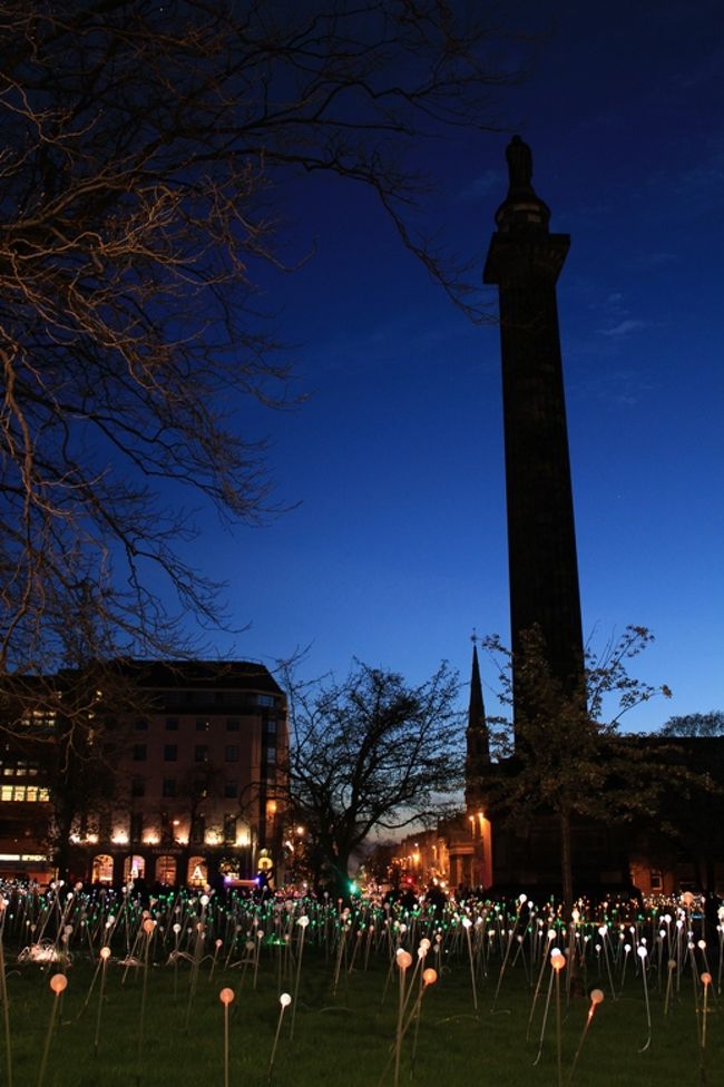 ★セントアンドルースクエア(St andrew square)<br />FIELD OF LIGHTというイベントでライトアップしていました。<br />なかなかよかったが、日没時間が遅すぎて思ったより待ちましたw<br />写真は21時過ぎですが、まだ空が少し青いです。