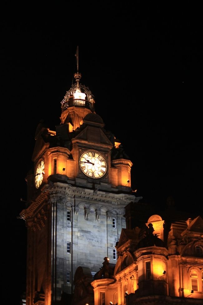 観光客は圧倒的にオールドタウンに多かったが、両方歩いてみると対比が面白いと思う。<br />オールドタウンの方が階層が高く、表裏の差が激しい。<br />"Close"という小道に入ると急に雰囲気が変わるオールドタウンは様々な顔を持ち3日間歩いていても発見があり飽きなかった。<br />地下ツアーとかもいけばまた違う顔があるんだろう。<br /><br />一方のニュータウンは整然と整理されて当時の金持ちがオールドタウンから逃亡して差別化したのがよくわかる。<br />見所こそ少ないが、両方歩くことでなにかを感じたのは確か。<br /><br />そんなこんなで歩き疲れて1日目は終了。<br />