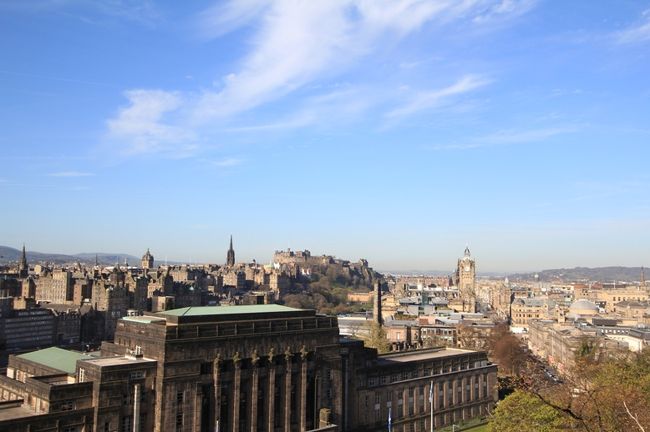 撮影を終えて城に向かおうとしてたら、カメラボーイに声をかけられました。<br />中国からケンブリッジの語学学校に来ているらしい。年下でしたが、私よりは英語が堪能でした。まぁ、仕方ないですね。<br />よかったら一緒にまわりませんかとのことなので、一考。<br />怪しい感じではなかったのとずっと一人というのもまぁ、<br />飽きるのでしばし行動を共にすることにしました。<br />彼も昨日着いたらしく、まずはエディンバラ城に行くことに。<br />