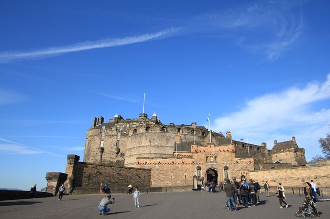 開城前の9:20に到着。既に列が形成されている。<br />ウェブ上で買っておくと並ぶ列がかなり短くなるようです。<br />入城料は£16。かなり高いですね。普通に躊躇うレベル。<br /><br />入場後に、さらにオーディオガイド(任意)で£3.5かかった。<br />両方現金しかだめとか言うからオーディオの資金が足りず。<br /><br />そこで同行人に早速助けられるw<br />1時間前に知り合った人に£3.5の借金をして、<br />無事にオーディオガイドをゲット。