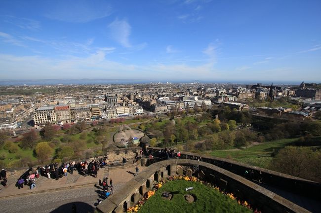 城からの景色。<br />下の城内の緑地は犬用らしいです。<br />さすが、愛犬国家。<br />イギリスでは電車やバスに犬も普通に乗れるみたいですね。