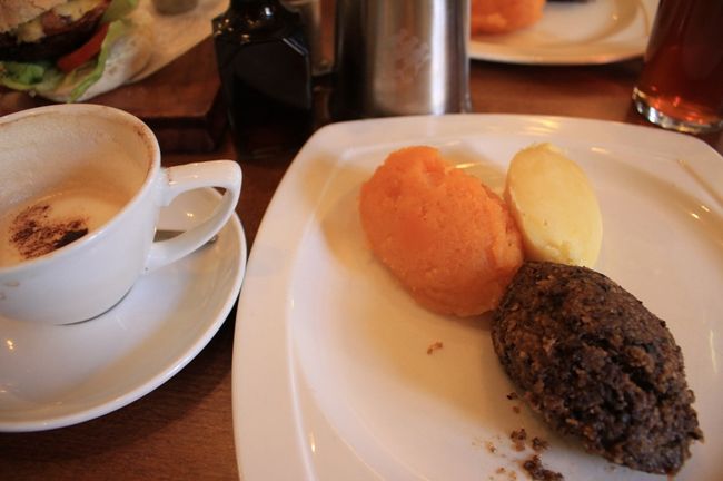 昼はボビー前の店でスコットランドの伝統料理、ハギスを食べました。<br />この旅で唯一それっぽい料理です。<br />見た目はなんだかあれですが、おいしかった。£8.75だったかな。<br /><br />その後、しばし散策。よかった箇所をいくつかハイライトで。