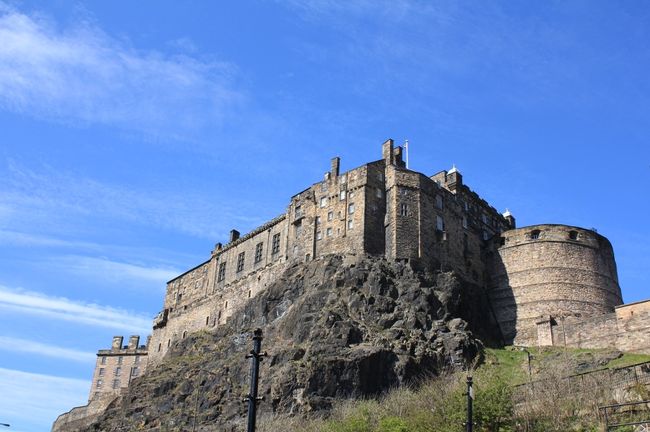 ★グラスマーケット(Grass market)<br />土曜市をやっていました。<br />ここから見上げるエディンバラ城は迫力があって良い感じ。