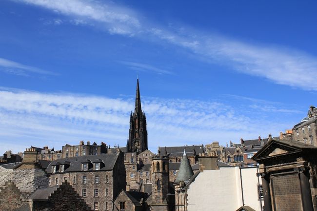 ここからみるとまた少し違う感じ。<br /><br />その後、ロイヤルマイルを東へ進むことに。