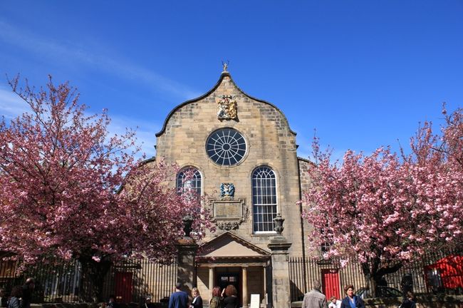★キャノンゲート教会(Canongate kirk)<br />ロイヤルマイル沿いにありました。<br />中には入りませんでしたが、両隣の桜がきれいでした。