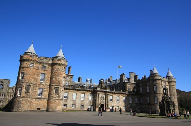 ★クイーンズギャラリー(Queen 's Gallery)<br />ロイヤルマイルをここまで歩いて、同行人とお別れ。<br /> 彼は、山を登るとのこと。<br /> 私は、フォース鉄橋を見たかったので山には行かず。