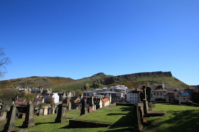 ★ニューカールトンセメトリー(New Calton Cemetely)<br />戦没者墓地っぽいですが、景色が綺麗でした。墓地で昼寝してる人までいて日本では考えられないですね。え？撮影も大して変わらない・・・？<br />